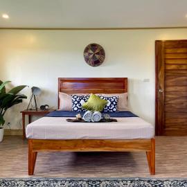 Beautiful 2BD Farmhouse for 3-10 pax, khách sạn ở Ormoc
