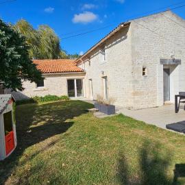 Gîte familial de 5 personnes, Hotel in Coulon