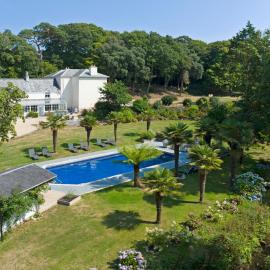 Red River Stables - Peaceful, beautiful grounds, swimming pool, central location for West Cornwall, מלון בקמבורן