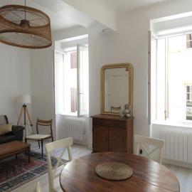Elegant, Spacious Apartment in Historic Center of Tournon, hotel in Tournon-sur-Rhône