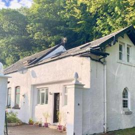 2 Bed Cottage Sleeps 2 - Parking Pet Friendly