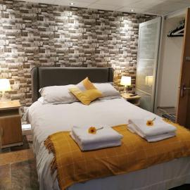 Private garden apartment with secure parking, hotel in Southport