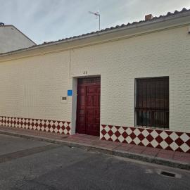 La Nava, casa de pueblo con patio y calefacción con chimenea