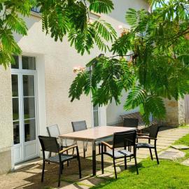 Maison familiale rénovée avec cour, à 1h30 de Paris, proche de la nature et des sites historiques.