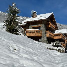 Le Cheval Blanc Luxe, skis aux pieds, jacuzzi, hammam, salle de cinéma โรงแรมในเมรีเบล