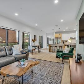 HUGE downtown corner unit- Pool-Gym-Walk 2 Broadway, hotel in Nashville