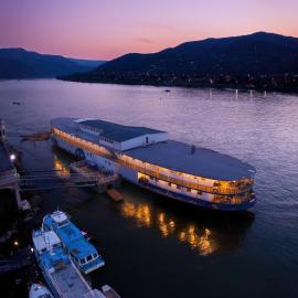 Aquamarina Hotel Visegrád，維謝格拉德的飯店