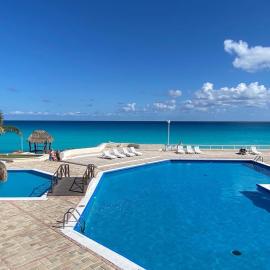 Brisas Shores 07 Beachfront Condo, Ocean view Pool and garden area, Zona Hotelera Cancun