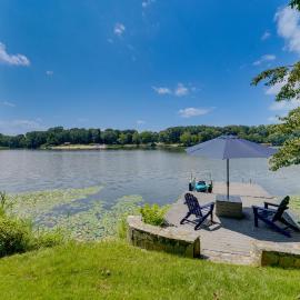Lakefront Brewster Vacation Rental w/ Private Dock, hotel Brewsterben