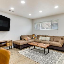 Modern Condo in St George's Sports Village โรงแรมในเซนต์ จอร์จ