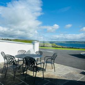 Beside the sea & minutes from Cliffs-Clahane Shore Lodge, hotel in Liscannor