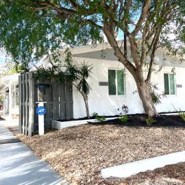 Stylish Tropical Key West Home - Private Yard, Free Parking & Laundry
