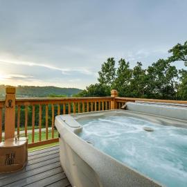 Hot Tub & Fire Pit! Lake-View Home in Blue Eye, khách sạn ở Blue Eye
