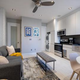 Cozy & Convenient Midtown Condo-Hotel!, хотел в Ню Йорк