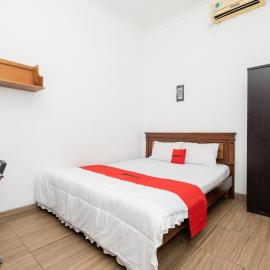 RedDoorz At Nginden Surabaya, hotel u gradu Surabaja