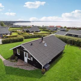 Stunning Apartment In Rønde With Sauna, Hotel in Rønde
