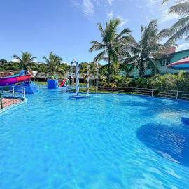 Suiíte com ar condicionado, frigobar e mesa para trabalho. Localizada no Hotel Porto Belo Park, com parque aquático (sem custo para a utilização), quadras, academia, espaço kids, a aproximadamente 200 m praia de Taperapuã e do complexo Axé Mói.