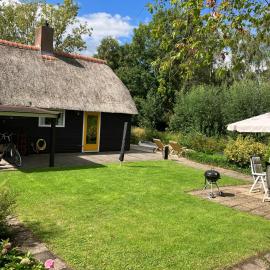 Oasis holiday home in Giethoorn next to canal, boat extra, hotel in Giethoorn