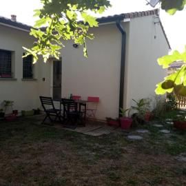 Petite maison avec jardin entre lac et village, Hotel in Hourtin