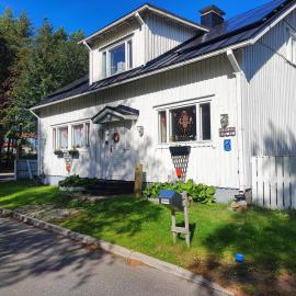 Half a house w/your own door, 60m2, hotel di Tornio