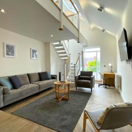Spacious 4 Bedroom Duplex with Free Private Parking - Central Location, Near Doncaster Racecourse - Sleeps 7, ξενοδοχείο στο Ντονκάστερ