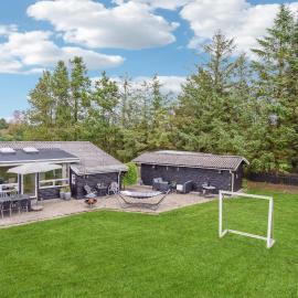 2 Bedroom Stunning Home In Hals, hotel i Hals