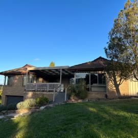Central Sunbury home with top-hill views, high speed NBN and Netflix ready, ξενοδοχείο σε Sunbury