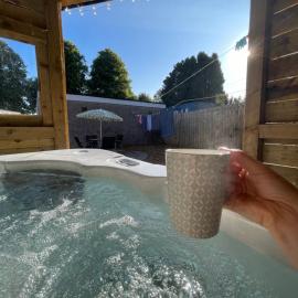 Lovely 2 bed apartment with hot tub log burner and off street parking, hotel em Dumfries