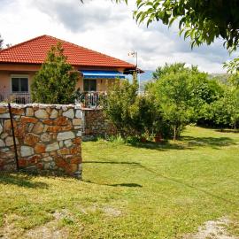 Viesnīca Countryside Cottage with Garden & Lake View pilsētā Peraía