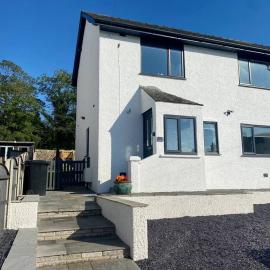 A modern, dog-friendly 3 bedrm canal side property