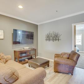 Luxe Midway Condo w/ Golf Course & Mountain Views!, hotel v destinácii Midway