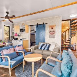 Delightful Container House with Views, hotel in Hartley