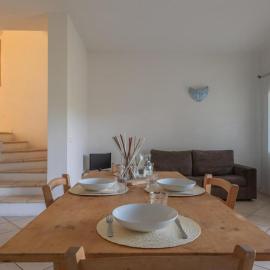 Elegant Residence Ea Bianca 2 Bedroom sleeps 6 plus extra bed available no0715, hotel a Cala Bitta