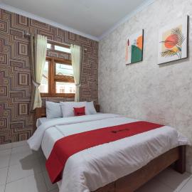 RedDoorz at Villa De ZamZam Ciater, hotel en Cilama
