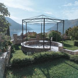 Stylish basement with sea-view patio, hotel a Dobrota