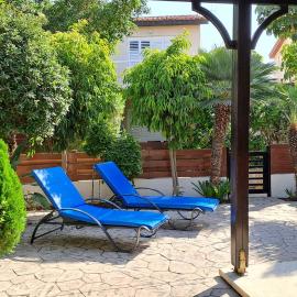 Manors Seaside 2BR House 100m from the Beach & Free Parking, hotel in Meneou