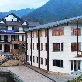 Pink Park by Panache Hotels, hotell i Bīr