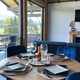 Tiny House Todireni، فندق في فاترا دورني