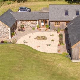 Spacious Luxury barn conversion - next to Tarka Trail cycle path, hotel in Great Torrington