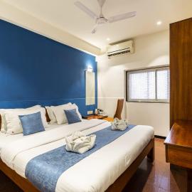 Hotel Q Deck Rooms - Vile Parle Station and Near to Mumbai Airport