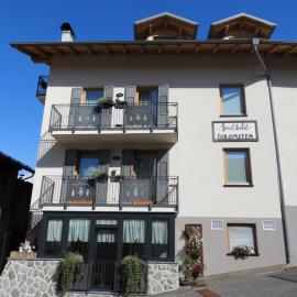 Aparthotel Dolomites Living&Relax – hotel w mieście Commezzadura
