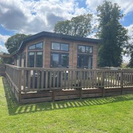 Glasshouse hot tub lodge – hotel w mieście Hengrave