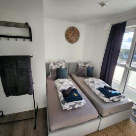 Cozy Apartment mit WIFI, Aufzug & Kostenlos Parken EL-Living, hotel in Augsburg