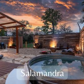 Romantic Tiny Luxury Retreat w heated pool, sauna n outdoor shower in Wimberley 10 acres, hotelli kohteessa Wimberley