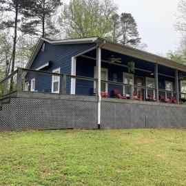 Charming and Comfy Cabin in the Heart of Pickwick!, Hotel in Counce