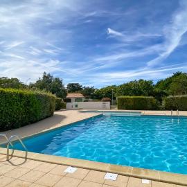 Petite location dans résidence avec piscine et terrains de tennis