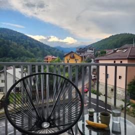 Large Studio - Balcony - Spa and Gym in Building - Free Parking