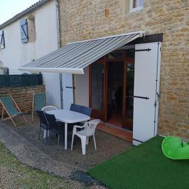 Charmante maison en pierres, hotel din Sainte-Radégonde-des-Noyers
