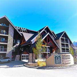 Luxury Two Queen Beds Condo - Grande Rockies Resort Indoor Parking Pool Hot tub GYM, hotel in Canmore