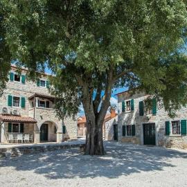 Villa Antonci-18, pool, 3 houses, jacuzzi, private territory, hotel v destinácii Pribetici
